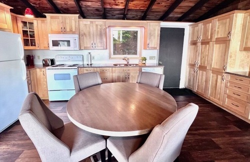 Catchacoma Cottage | Jewel on Gold Lake