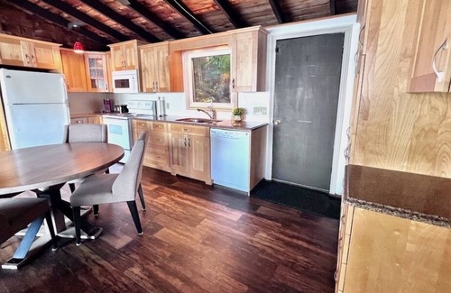 Catchacoma Cottage | Jewel on Gold Lake