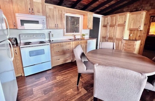 Catchacoma Cottage | Jewel on Gold Lake