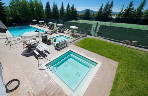 Teton Village Condo | JHRL - Teewinot B3, steps away from Moose Creek lift