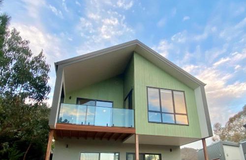 East Jindabyne House | Jindabyne House 2, Modern 3 bedroom home, lake & mountain views with fireplace