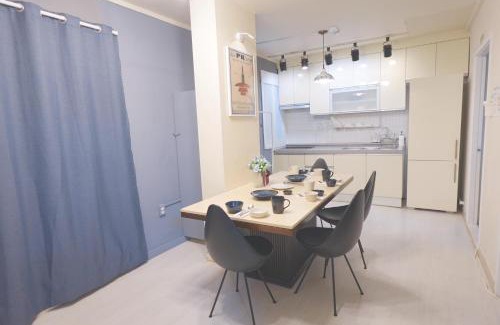 Sajik-dong Apartment | JINIQUE IN cozy stay ,2 Rooms ,3 Queen beds, Gyeongbokgung MRT 10min ,6person possible,restaurant street,Hanbok trip,near Gwanghwamun and Gyeongbokgung Palace