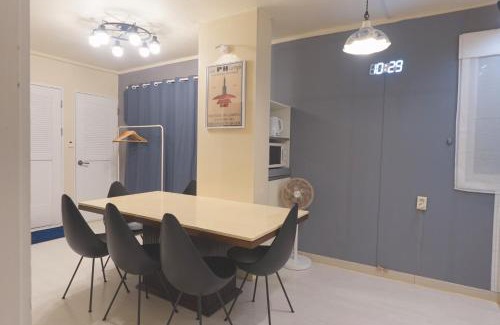 Sajik-dong Apartment | JINIQUE IN cozy stay ,2 Rooms ,3 Queen beds, Gyeongbokgung MRT 10min ,6person possible,restaurant street,Hanbok trip,near Gwanghwamun and Gyeongbokgung Palace