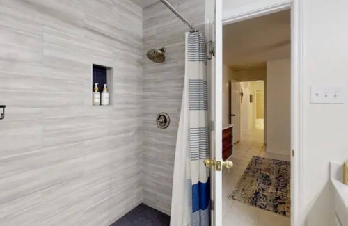La Brisa House | JJ’s Retreat ~ Gorgeous Renovated Home ~ Sleeps 7 ~ 4 miles from Texas A&M