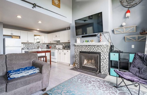 Birch Bay Condo | JL 806: Mtn view, indoor & beach fun, hikes, & wifi!