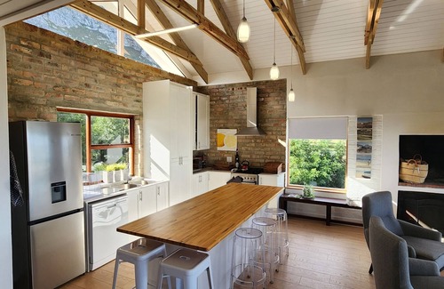 Betty's Bay House | Jock's Bay View is a lovely and spacious self-catering holiday home.
