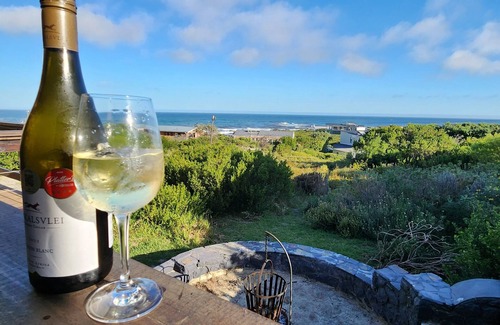 Betty's Bay House | Jock's Bay View is a lovely and spacious self-catering holiday home.