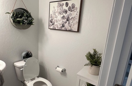 Visalia House | Joel’s dream casita Charming 3-bedroom house with AC and WiFi in Visalia La a q