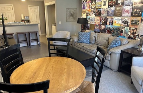 Johns Creek Apartment | Johns Creek 2-bedroom terrace level apartment with separate entrance and parking