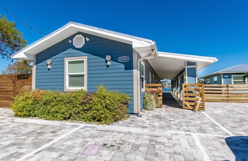 Madeira Beach Apartment | Johns Pass "Studio 2" Fisherman's Cove and Cottages