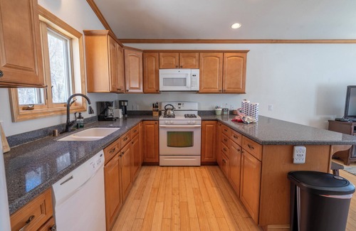 June Lake Condo | Johnson Suite- 1.5 miles from June mountain. Walk to both June and Gull Lake Marina's