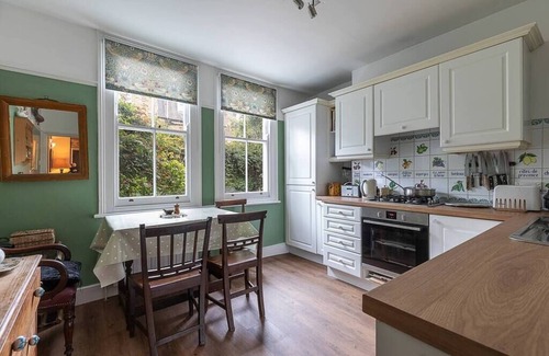 Battersea Apartment | JOIVY 2 Bed Flat with Garden next to Battersea Park!