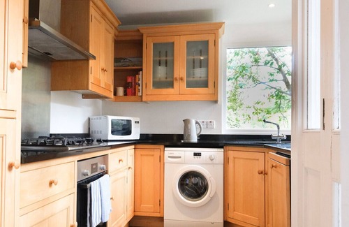 Bruntsfield Apartment | JOIVY 3-bed Meadows flat near Castle & Royal Mile