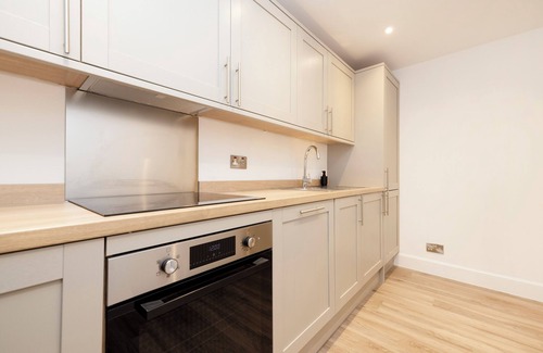 West End Apartment | JOIVY 3BR Flat in Haymarket with Free Parking