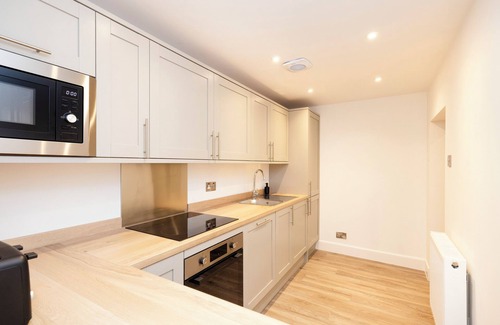 West End Apartment | JOIVY 3BR Flat in Haymarket with Free Parking