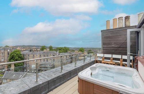 New Town Apartment | JOIVY Beautiful Penthouse with Terrace & Jacuzzi