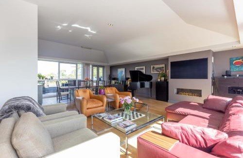 New Town Apartment | JOIVY Beautiful Penthouse with Terrace & Jacuzzi