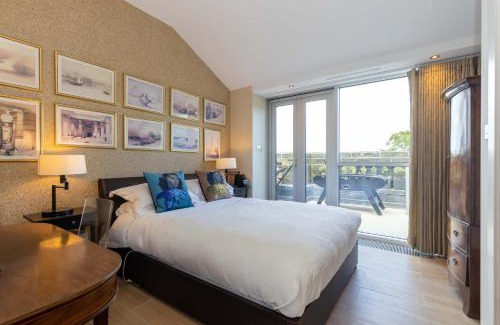 New Town Apartment | JOIVY Beautiful Penthouse with Terrace & Jacuzzi