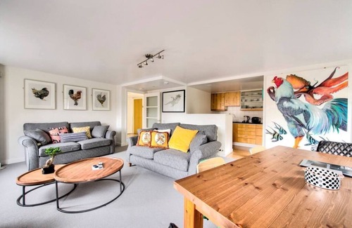 Old Town Apartment | JOIVY Comfortable 2 Bed Apartment in Holyrood