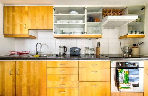 Old Town Apartment | JOIVY Comfortable 2 Bed Apartment in Holyrood