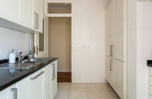 Merces Apartment | JOIVY Cosy 3BR Apt w/workspace in Principe Real, nearby Science museum