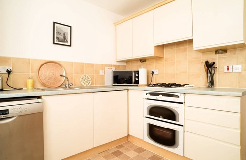 New Town Apartment | JOIVY Gorgeous Stockbridge Apt With Underground Parking