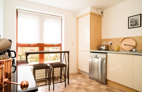 New Town Apartment | JOIVY Gorgeous Stockbridge Apt With Underground Parking
