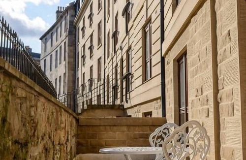 New Town Apartment | JOIVY Gorgeous Stockbridge Apt With Underground Parking