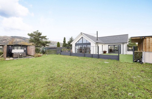 Kinross House | JOIVY Luxurious & Spacious 3BR House with a Hot Tub