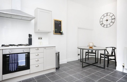 Bonnington Apartment | JOIVY Modern 1-Br Apt W/Communal Terrace In Trendy Stockbridge