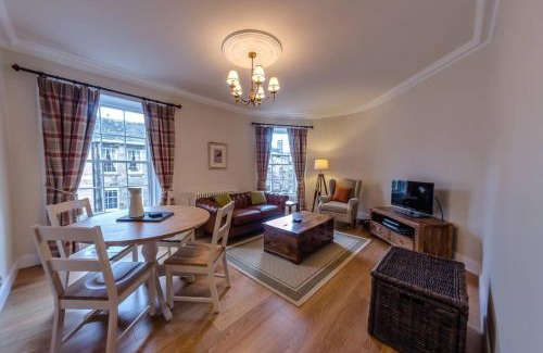 Stockbridge Apartment | JOIVY Stylish Apt in Trendy New Town Location