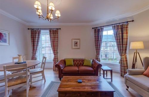 Stockbridge Apartment | JOIVY Stylish Apt in Trendy New Town Location