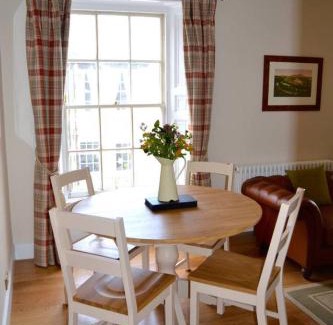 Stockbridge Apartment | JOIVY Stylish Apt in Trendy New Town Location