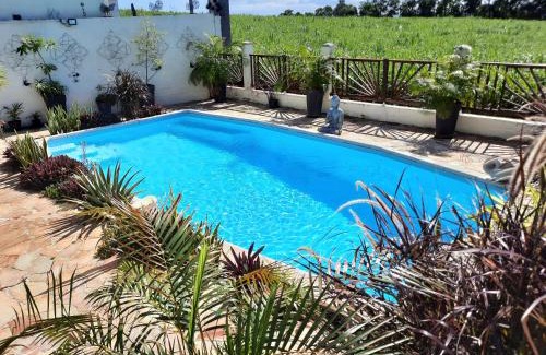 Sainte-Suzanne Apartment | Joli appartement, piscine, jacuzzi
