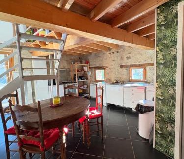 Esparron House | Jolie maison de village en pierre