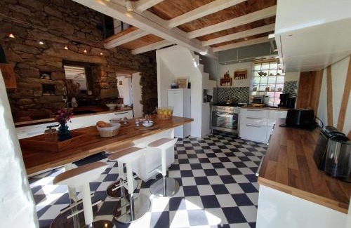 Guisseny House | Jolie maison en pierre avec grand jardin pour 6