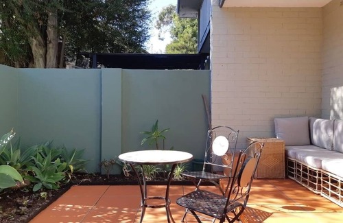 Jolimont Apartment | Jolimont Ground Floor Cosy Apartment with Courtyard and Parking