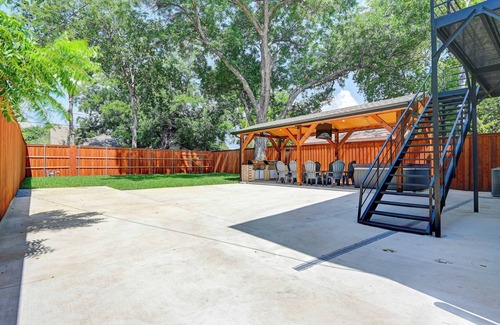 Fort Worth House | Jonairs ,Stockyard Mini Hotel