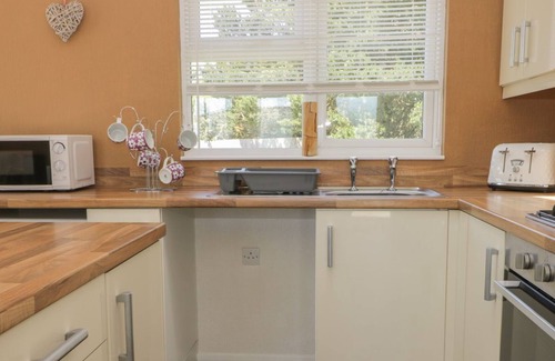 Cayton Bay Cabin | Jonstone Pines Lodge at Cayton Bay Holiday Park