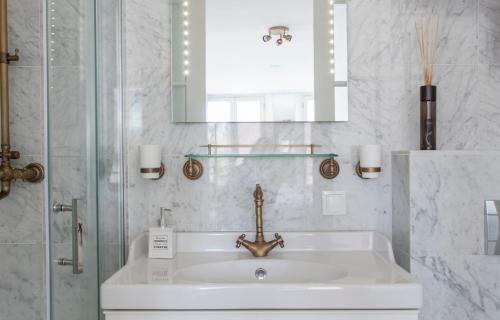 Jordaan House | Jordaan Suite bed and bubbles