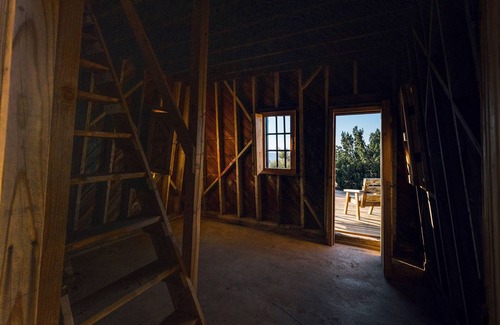 Yucca Valley Cabin | Joshua Tree Hidden Tower Ranch -private, great views, landmark!
