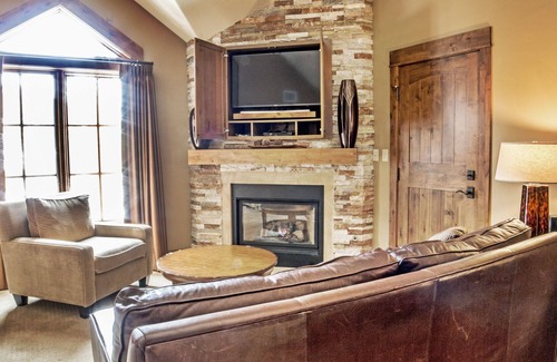 Tamarack Apartment | Journey's End Mountain Studio | Saltwater Hot Tub | Fitness Center