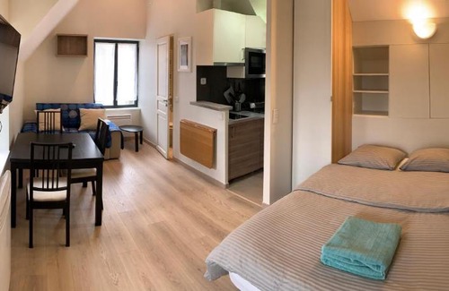 Jouy-en-Josas Apartment | Jouy La longère, proche Hec, Versailles, parking privé gratuit