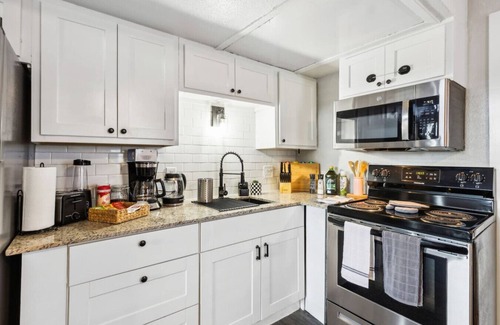 Central Arlington Apartment | Joyful 1BD:AT&T Walkable, Charming & Ground-Level!