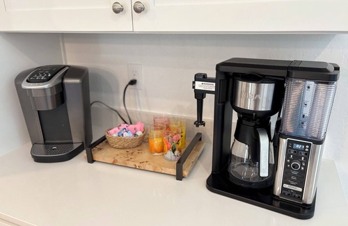 Visalia House | Joyhouse-EV + 2 Kitchens, 2 Washers,2 Dryers, 2 Living Rooms · 40min to Sequoia