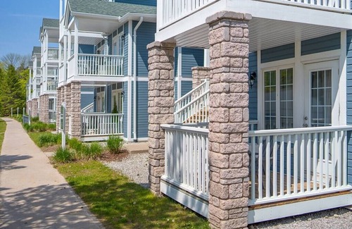 Oro-Medonte Apartment | Jr Club Suite: Kitchenette, Pool, HotTub, Gym, BBQ