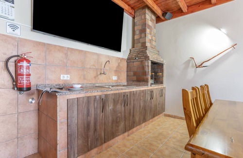 Uga Villa | 'Juan Martin' with Mountain View, Wi-Fi and Air Conditioning