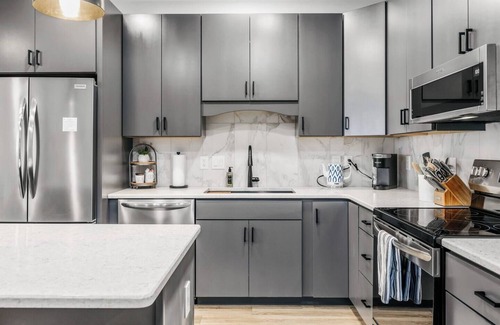 Traverse City Condo | Jude's Respite: Ebikes ~Dog Park~Pickleball ~Beach