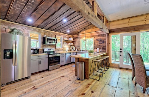 Clayton Cabin | Judge's Mountain CabinnNew Listing - Walk to Clayton