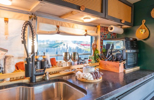 Alpine Apartment | Judy`s Mule-Schoolie with Outdoor Movie Theatre